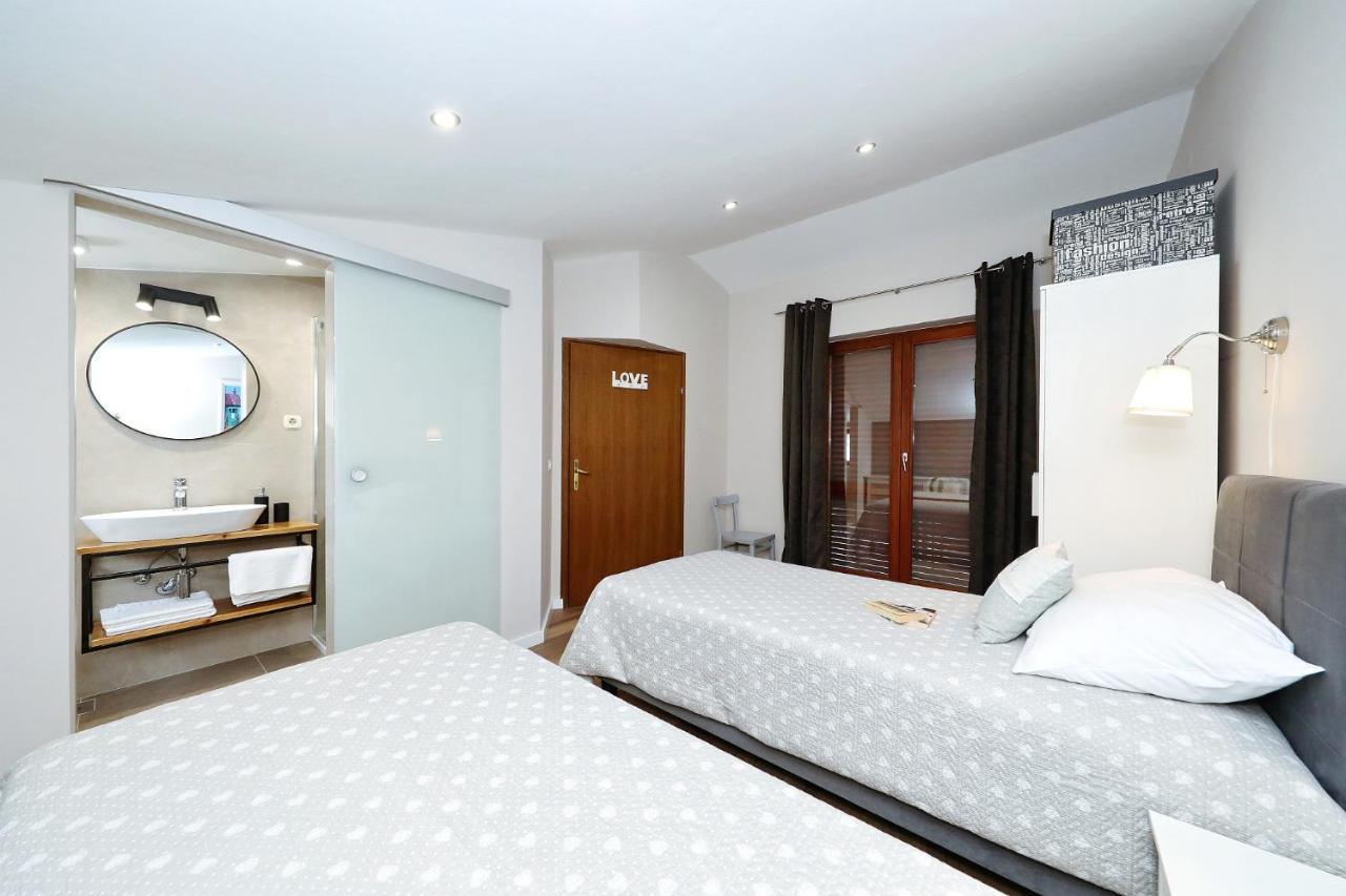 Apartments "Villa Antisin" With Heated Pool Zadar Bagian luar foto