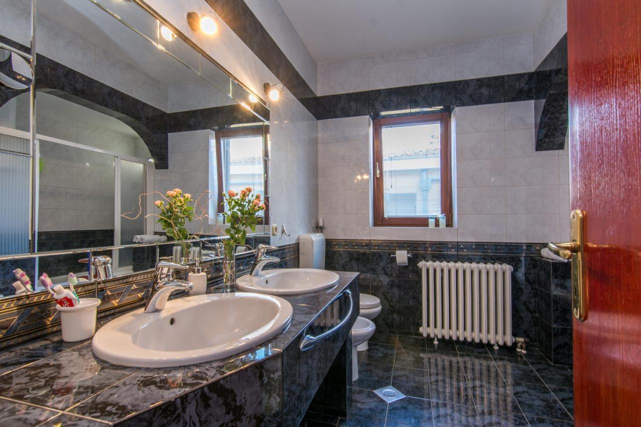 Apartments "Villa Antisin" With Heated Pool Zadar Bagian luar foto